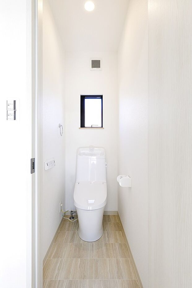 【トイレ】【施工例】トイレは1階と2階で合計2箇所についております。朝の混雑する時間帯や急な来客時も安心です。