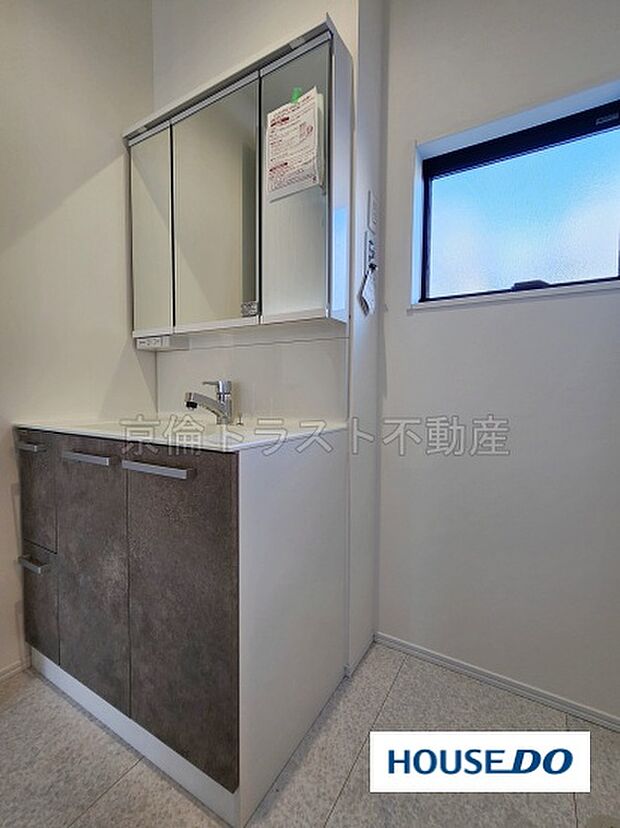 【洗面台】朝の支度にとっても便利なハンドシャワー付き水栓の洗面台。鏡の裏にたくさんの小物をしまえる全収納タイプです！