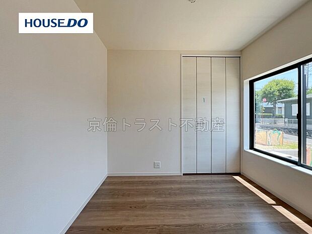 【洋室】1階洋室3.75帖 LDKに隣接した洋室があります。お子様の遊び場やワークスペースにお使いいただけます◎