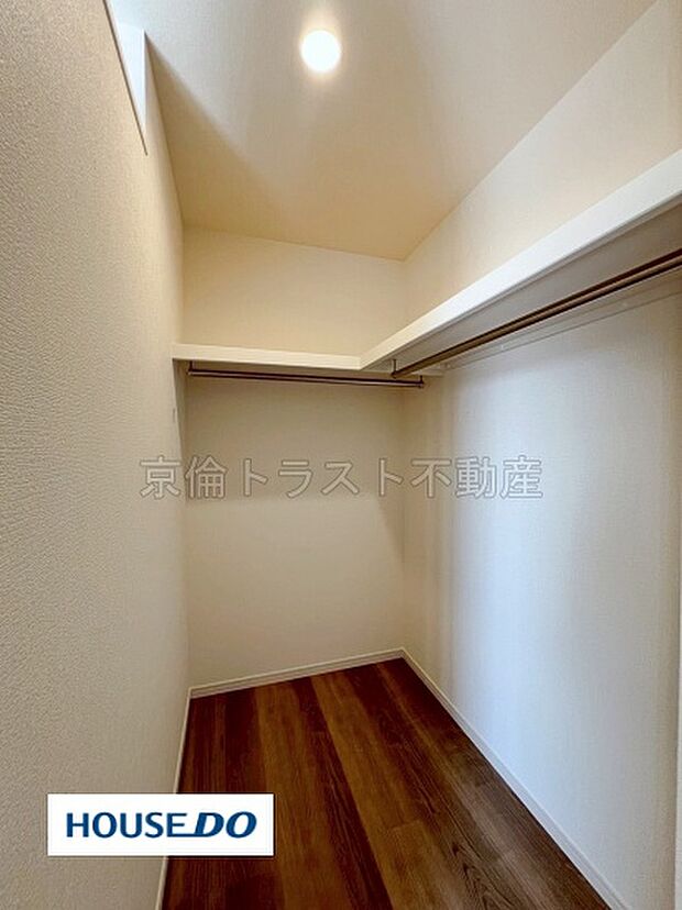 【ウォークインクローゼット】洋室7.5帖にウォークインクローゼットがあります。たくさんの洋服や季節用品を1ヶ所にまとめて機能的に収納できます!