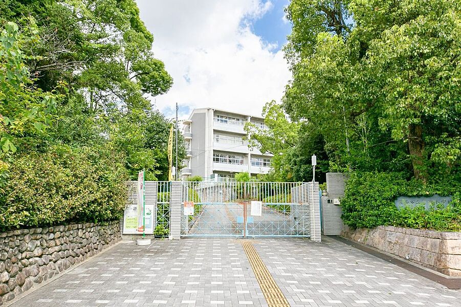 箕面市立萱野小学校/徒歩7分