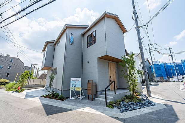 ■１号地外観　角地に立つ1号地です。高断熱樹脂サッシとLow-E複層ガラスで、 高い断熱性と快適性を実現。 夏は日射熱をお家に入れず、冬はお家丸ごと暖かく。不快な結露も抑制します。