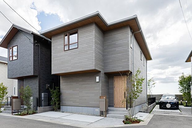 ■１４号地外観　14号地はグレーをベースに落ち着いた印象の外観となっています。敷地内には屋外水栓が設置されており、お花の水やりや洗車のときにも便利です。