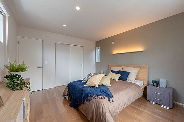 【寝室】■１０号地主寝室　約9.1帖の主寝室は、ベッドを2台並べてもゆとりのある広さです。ブルーのアクセントクロスに、柔らかい間接照明が素敵な空間です。