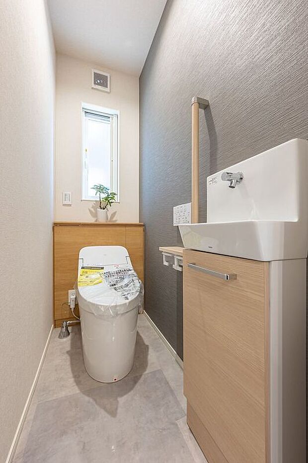 【トイレ】■１０号地１階トイレ　1階トイレには手洗スペースが付いているので、来訪者に洗面所を見られることなく使ってもらえ、プライベート空間を保てます。