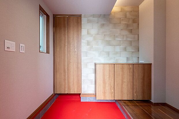 【玄関】■１１号地玄関　玄関正面には土間クロークと下足入れを用意しており、靴やアウトドア用品をすっきりと収納できます。玄関はグレーのタイルを使用し、砂などの汚れが目立ちません。