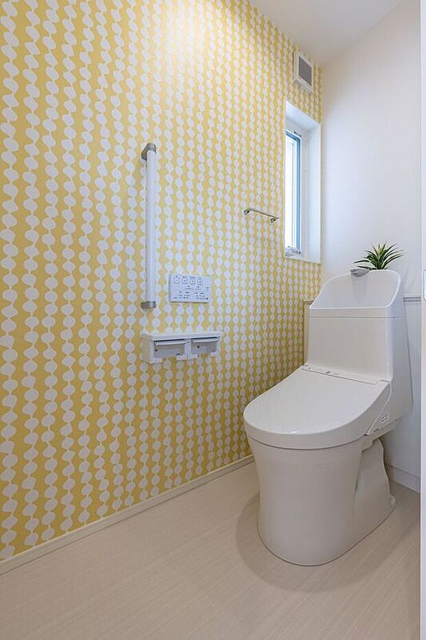 【トイレ】■１６号地２階トイレ　 トイレはリモコンで操作可能なため、トイレ本体に直接触れる必要がなく、衛生的です。手すり付きで、立ち上がるときも安心です。
