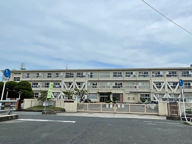 富山小学校(約1m)