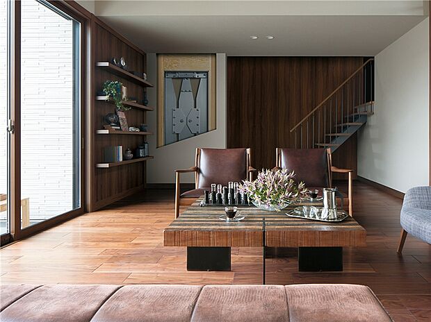 【次世代耐震構造MGEO（エムジオ）】ミサワホームの「耐震構造」に、「制震パネル」を組み込むことで、地震に対してより安心できる「耐震」+「制震」のMGEOを実現。制震パネル内に組み込まれた「高減衰ゴム」が地震エネルギーを熱エネルギーに変換して、建物の揺れを抑えるしくみです。