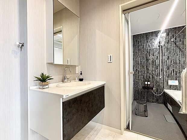 【【4号棟】洗面】洗面はPanasonicシーライン、使いやすくお手入れもラクな最新設備です。凹凸の陰影が美しいタイル調のカウンター。継ぎ目のないボール一体型カウンターなので、サッと拭けてお掃除も楽々♪