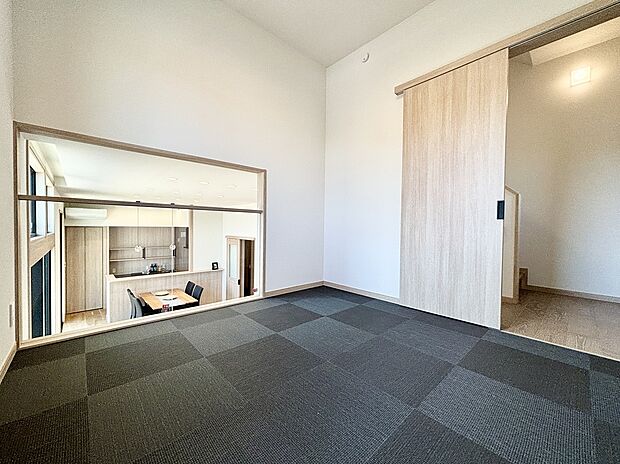 【【5号棟】1.5階】程よい距離感で、リビングとコミュニケーションがとりやすい蔵の上の1.5階スキップフロア。テキスタイルフロアを敷いており、お子さまの遊び場や休憩スぺースなど様々な用途で使えます。