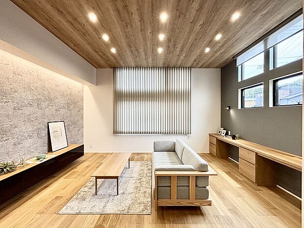 【 施工事例:2階蔵のある家(富士宮市野中13)】ミサワホームの象徴である「蔵」を1階と2階の間に配置した、機能美溢れる住まいです
大容量の蔵が生活空間を整え、その分リビングは天井高3mとハイサッシによる
圧倒的な開放感と明るさを実現
玄関の土間収納や寝室のWICなど、要所の収納も充実しています
太陽光発電を備えたオール電化仕様で経済性も高く、収納力・デザイン性・環境性能が三位一体となった、
ゆとりある暮らしを叶える洗練された設計です