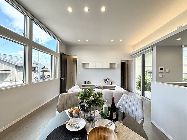 【12号棟】天井までの大きな窓からたっぷり光が差し込み、お部屋全体が明るく開放的に。富士山を望む美しい景色を楽しみながら、毎日を心地よく過ごせる、ちょっと贅沢な住まいです。