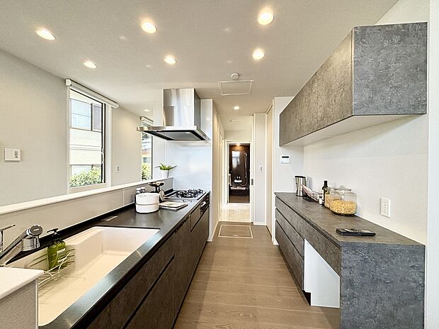 【12号棟】タカラスタンダードの「オフェリア」。見た目のデザイン性だけでなく、日々の使いやすさを徹底的に考慮した収納設計が施されています。毎日の料理や掃除といった家事を楽しく快適にするキッチンです。