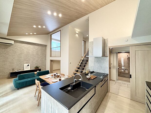 【11号棟】開放感あふれるリビングとモダンなキッチンが魅力。広々とした空間設計で、自然光がたっぷり差し込む明るい室内は、ご家族やご友人との団らんの時間をゆったりとお過ごしいただけます。