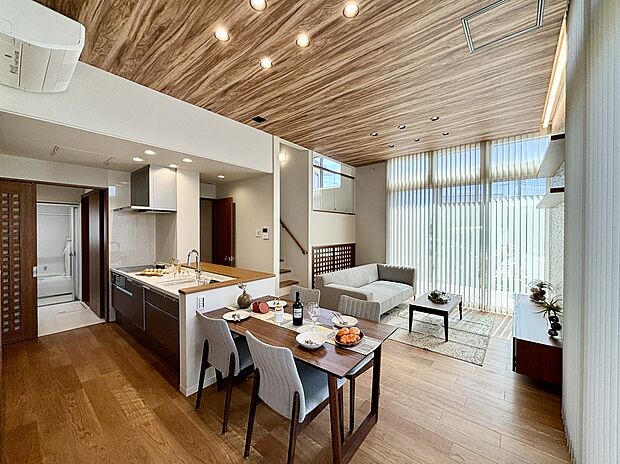 【施工事例:玄関とリビングから使える1階蔵(富士宮市宮原)】ミサワホームの「蔵のある家」
1階KURAは、玄関側は土間になっていて、アウトドアグッズ等
外で使う汚れたモノもそのまましまえて便利です!
目調の天井材がアクセントになったLDKは天井高3m!天井までのハイサッシで明るく開放感たっぷりの空間です。1階蔵上の1.5階からゆるやかに繋がるスキップフロアを楽しむ家です。