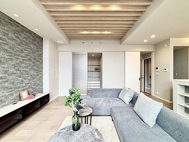 【施工事例:吹抜けとルーバー天井が心地よい2階(富士市長通4)】機能性とデザイン性を兼ねた、天井高3mのルーバー天井は、
通気性・吸音性にも優れ、開放感のある空間を演出します
素材感の感じられるアクセントウォールと合わせてスタイリッシュな空間となりました
空間ごとの役割分けが明確で、メリハリが出るL字型LDKは
家族それぞれの落ち着く居場所がみつかる、自然に家族が集まる空間となります
動線をコンパクトにまとめたキッチンは、効率的な家事が可能になります