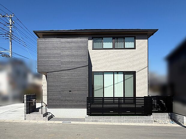 【外観】美しいファサードを保つために、「外部フード」を隠し、無くしています。ミサワホームの特許技術です。竪樋も見た目をスッキリさせるための工夫が。一つ一つにこだわりを持った住まいです。