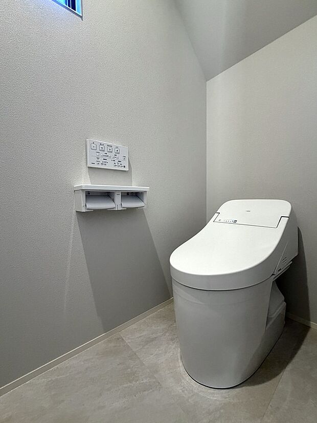 【1階トイレ】「きれい除菌水」でノズルを自動洗浄するGG-Jを採用 。セフィオンテクト加工とトルネード洗浄の相乗効果で、少ない水でも汚れをしっかり落とし、お掃除の手間を軽減します 。