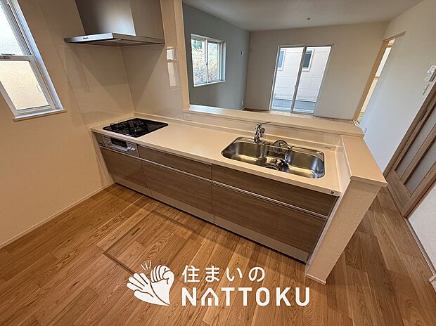 現地写真(キッチン)
収納たっぷりのシステムキッチン、浄水器付水栓を標準装備しています。