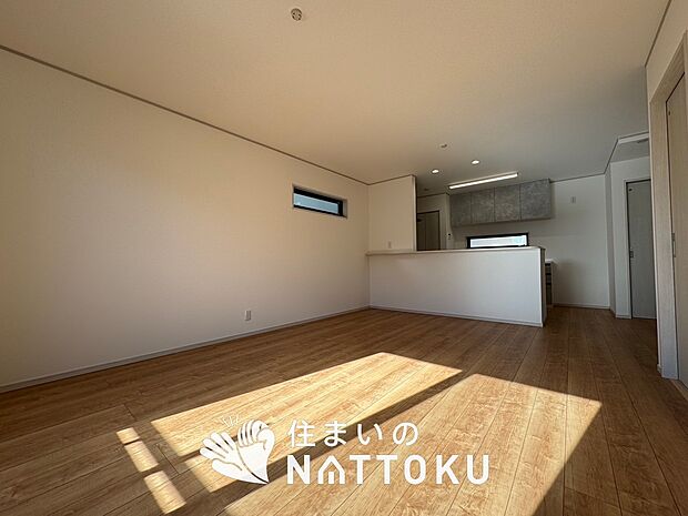 現地写真(リビング)
フローリング材には、木目、色調など木材特有の風合いがあり、ナチュラルな美しさになっています。