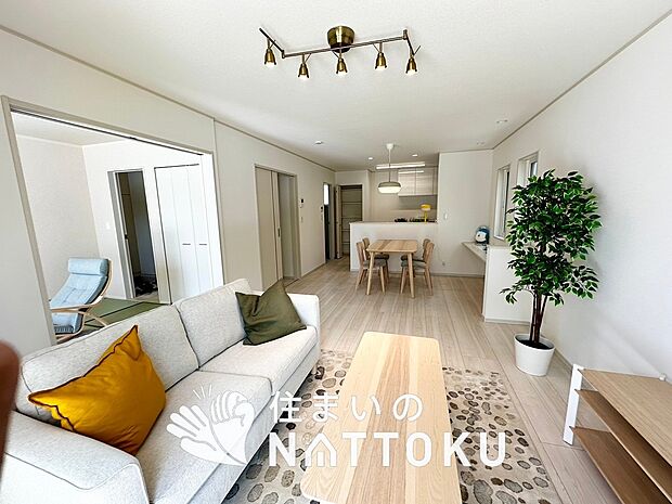 現地写真（リビング）
フローリング材には、木目、色調など木材特有の風合いがあり、ナチュラルな美しさになっています。
