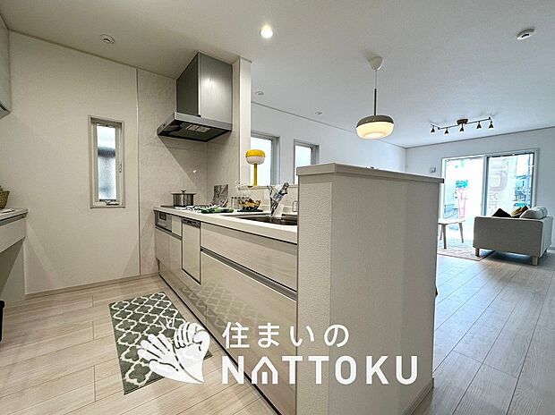 現地写真（キッチン）
収納たっぷりのシステムキッチン、浄水器付水栓を標準装備しています。
