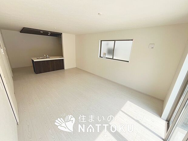 現地写真(リビング)
フローリング材には、木目、色調など木材特有の風合いがあり、ナチュラルな美しさになっています。