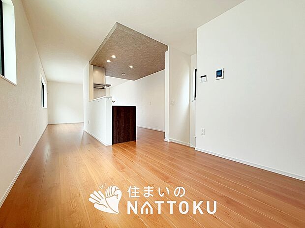 現地写真（リビング）
フローリング材には、木目、色調など木材特有の風合いがあり、ナチュラルな美しさになっています。
