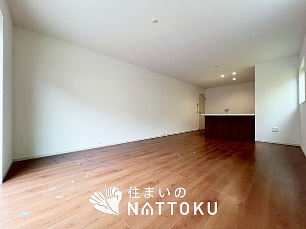 現地写真（リビング）
フローリング材には、木目、色調など木材特有の風合いがあり、ナチュラルな美しさになっています。