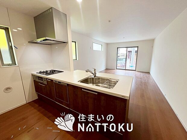 現地写真（キッチン）
収納たっぷりのシステムキッチン、浄水器付水栓を標準装備しています。