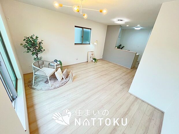 現地写真(リビング)
フローリング材には、木目、色調など木材特有の風合いがあり、ナチュラルな美しさになっています。