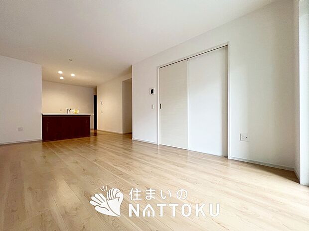 現地写真（リビング）
フローリング材には、木目、色調など木材特有の風合いがあり、ナチュラルな美しさになっています。