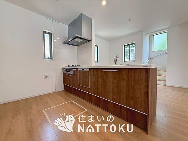 現地写真（キッチン）
収納たっぷりのシステムキッチン、浄水器付水栓を標準装備しています。