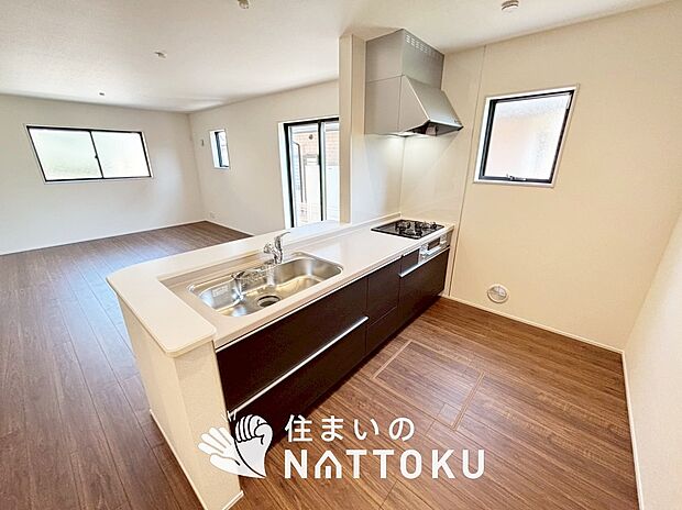 現地写真(キッチン)
収納たっぷりのシステムキッチン、浄水器付水栓を標準装備しています。