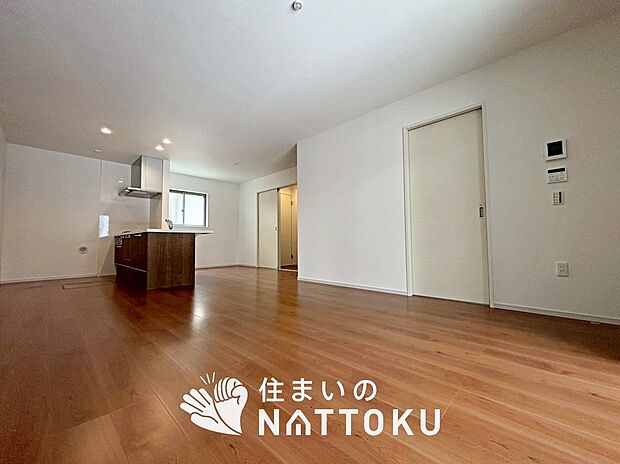 現地写真(リビング)
フローリング材には、木目、色調など木材特有の風合いがあり、ナチュラルな美しさになっています。