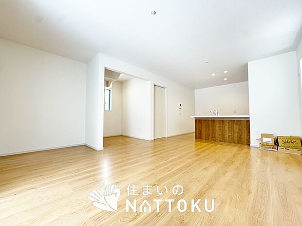 現地写真(リビング)
フローリング材には、木目、色調など木材特有の風合いがあり、ナチュラルな美しさになっています。