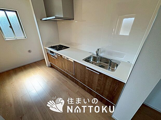 現地写真（キッチン）
収納たっぷりのシステムキッチン、浄水器付水栓を標準装備しています。