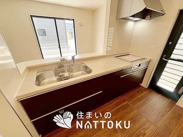 現地写真（キッチン）
収納たっぷりのシステムキッチン、浄水器付水栓を標準装備しています。