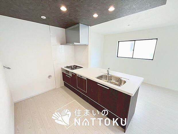 現地写真（キッチン）
収納たっぷりのシステムキッチン、浄水器付水栓を標準装備しています。