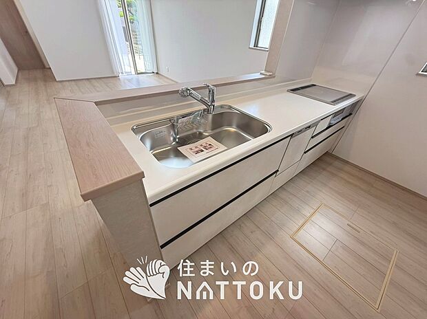 現地写真（キッチン）
収納たっぷりのシステムキッチン、浄水器付水栓を標準装備しています。