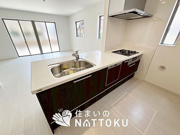 現地写真（キッチン）
収納たっぷりのシステムキッチン、浄水器付水栓を標準装備しています。