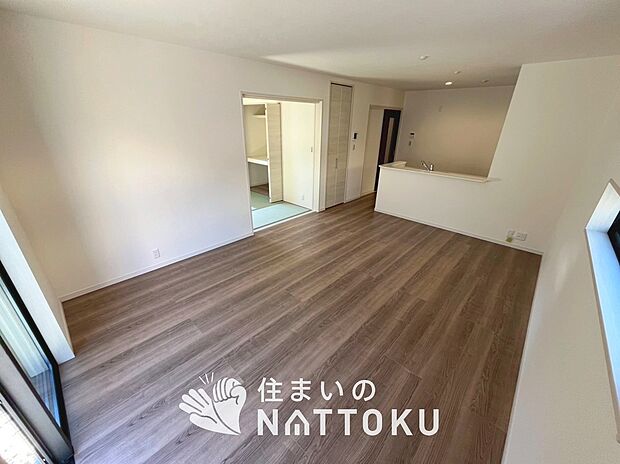 現地写真（リビング）
フローリング材には、木目、色調など木材特有の風合いがあり、ナチュラルな美しさになっています。
