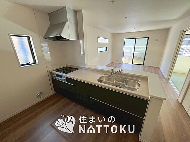 現地写真（キッチン）
収納たっぷりのシステムキッチン、浄水器付水栓を標準装備しています。
