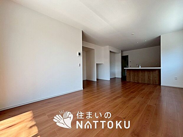 現地写真（リビング）
フローリング材には、木目、色調など木材特有の風合いがあり、ナチュラルな美しさになっています。