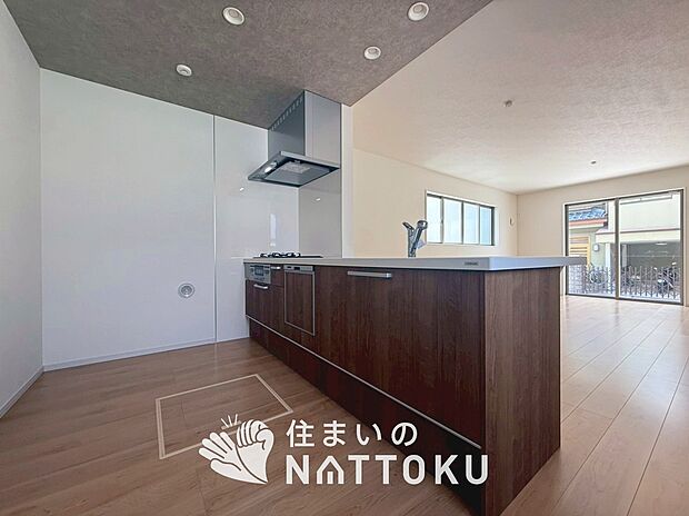 現地写真（キッチン）
収納たっぷりのシステムキッチン、浄水器付水栓を標準装備しています。
