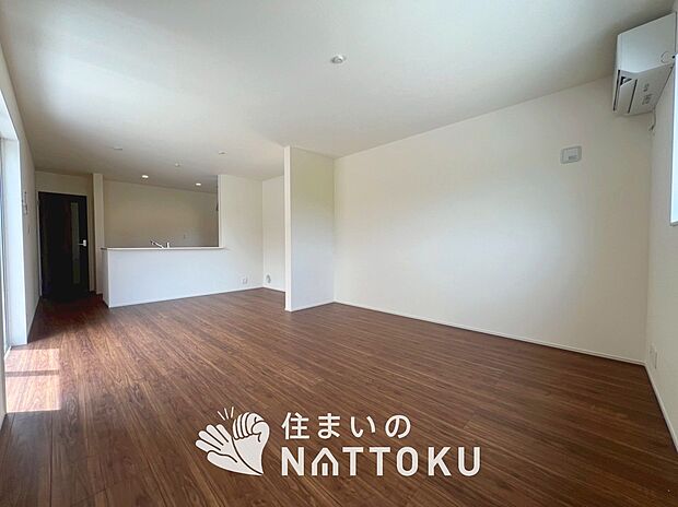 現地写真（リビング）
フローリング材には、木目、色調など木材特有の風合いがあり、ナチュラルな美しさになっています。
