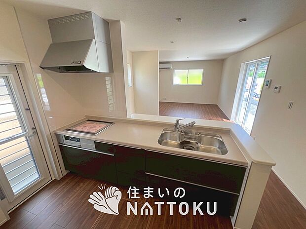 現地写真（キッチン）
収納たっぷりのシステムキッチン、浄水器付水栓を標準装備しています。
