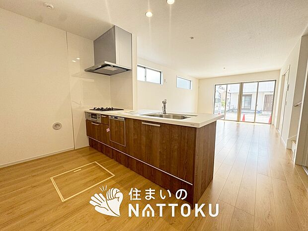 現地写真（キッチン）
収納たっぷりのシステムキッチン、浄水器付水栓を標準装備しています。