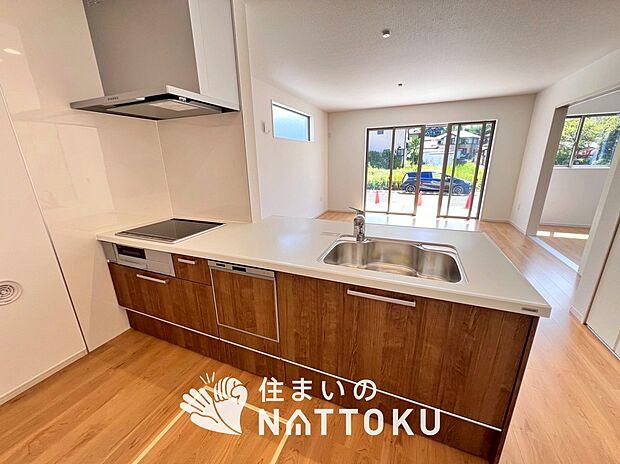 現地写真（キッチン）
収納たっぷりのシステムキッチン、浄水器付水栓を標準装備しています。
